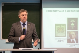 Председатель Заксобрания Кировской обсудил со студентами ВятГУ основной закон России