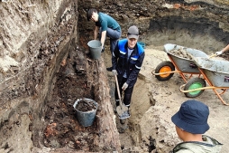 Сенсация на раскопках: впервые в истории студент ВятГУ на Дальнем Востоке нашел уникальную берестяную грамоту
