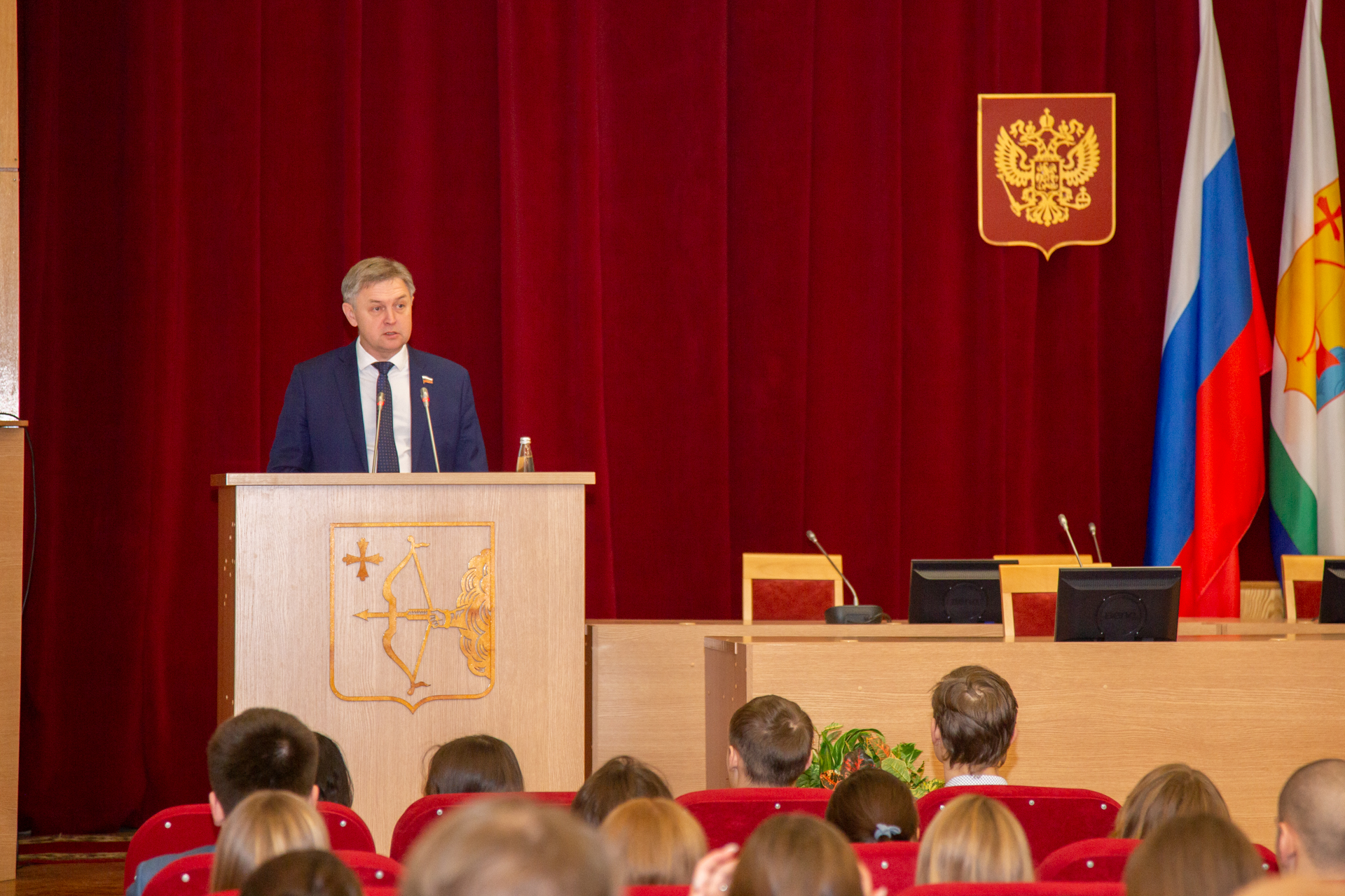Студенты ВятГУ побывали на лекции Председателя Заксобрания Кировской области Романа Береснева и задали ему вопросы