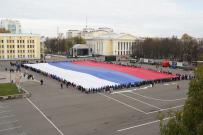 Студенты ВятГУ приняли участие в развертывании самого большого флага Российской Федерации